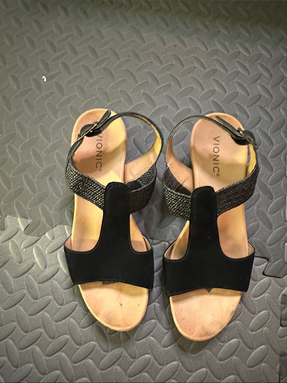 vionic black sandals